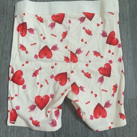 SKIMS Cotton Ribbed Boxers Heart And Arrow Print - Picture 6 of 6